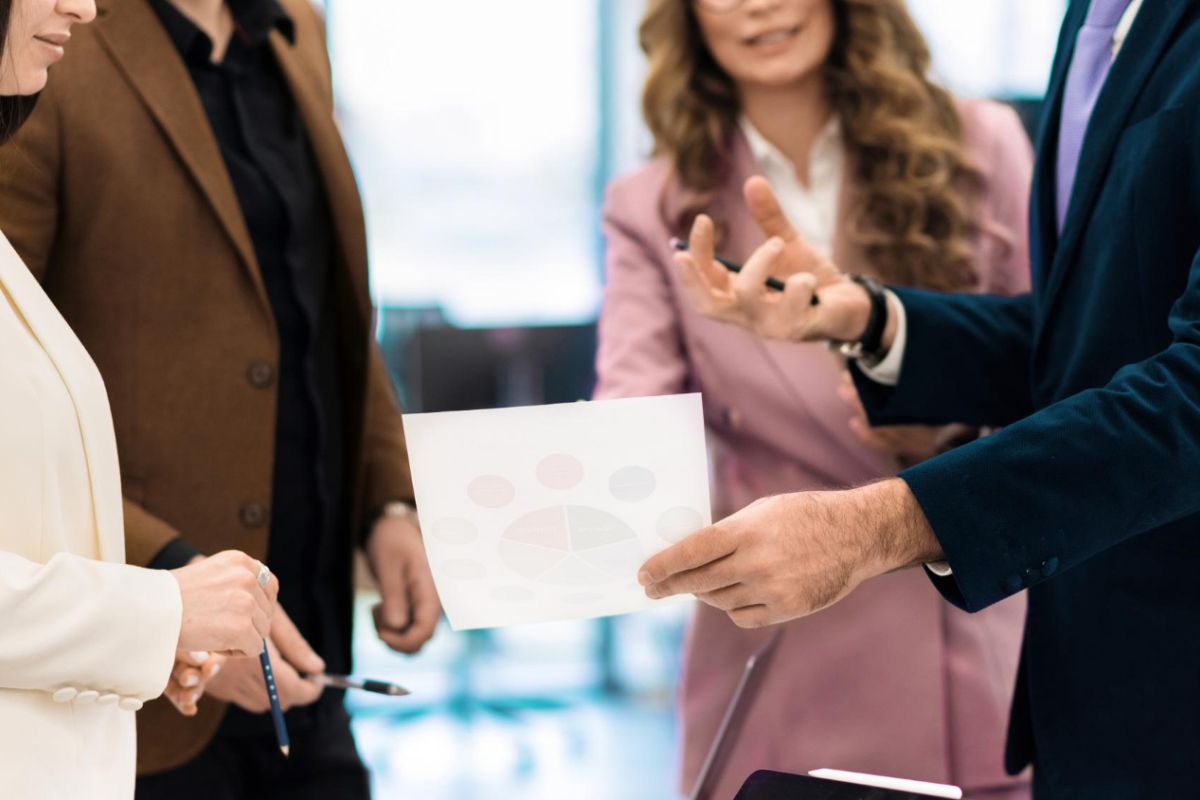 Equipo directivo analizando candidatos en un proceso de headhunter y executive search