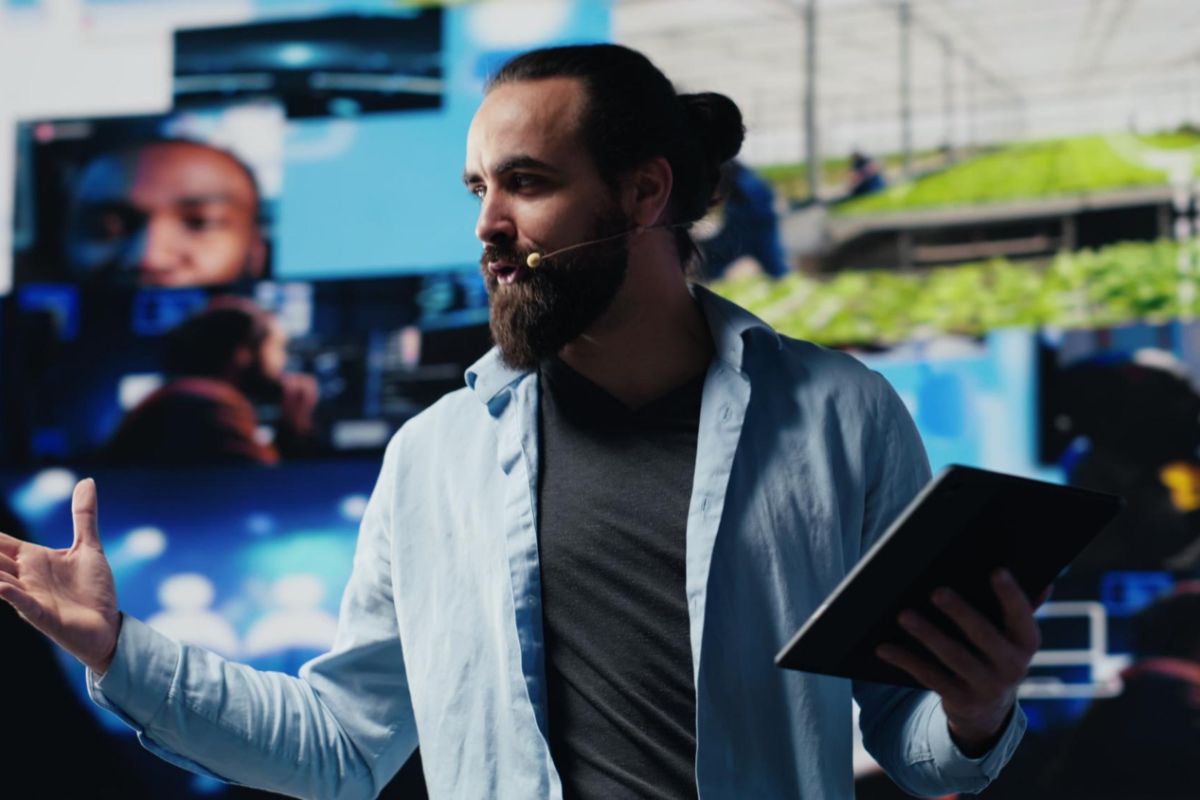 Líder empresarial presentando una estrategia corporativa en un entorno tecnológico, ejemplo de liderazgo en procesos de headhunter y executive search